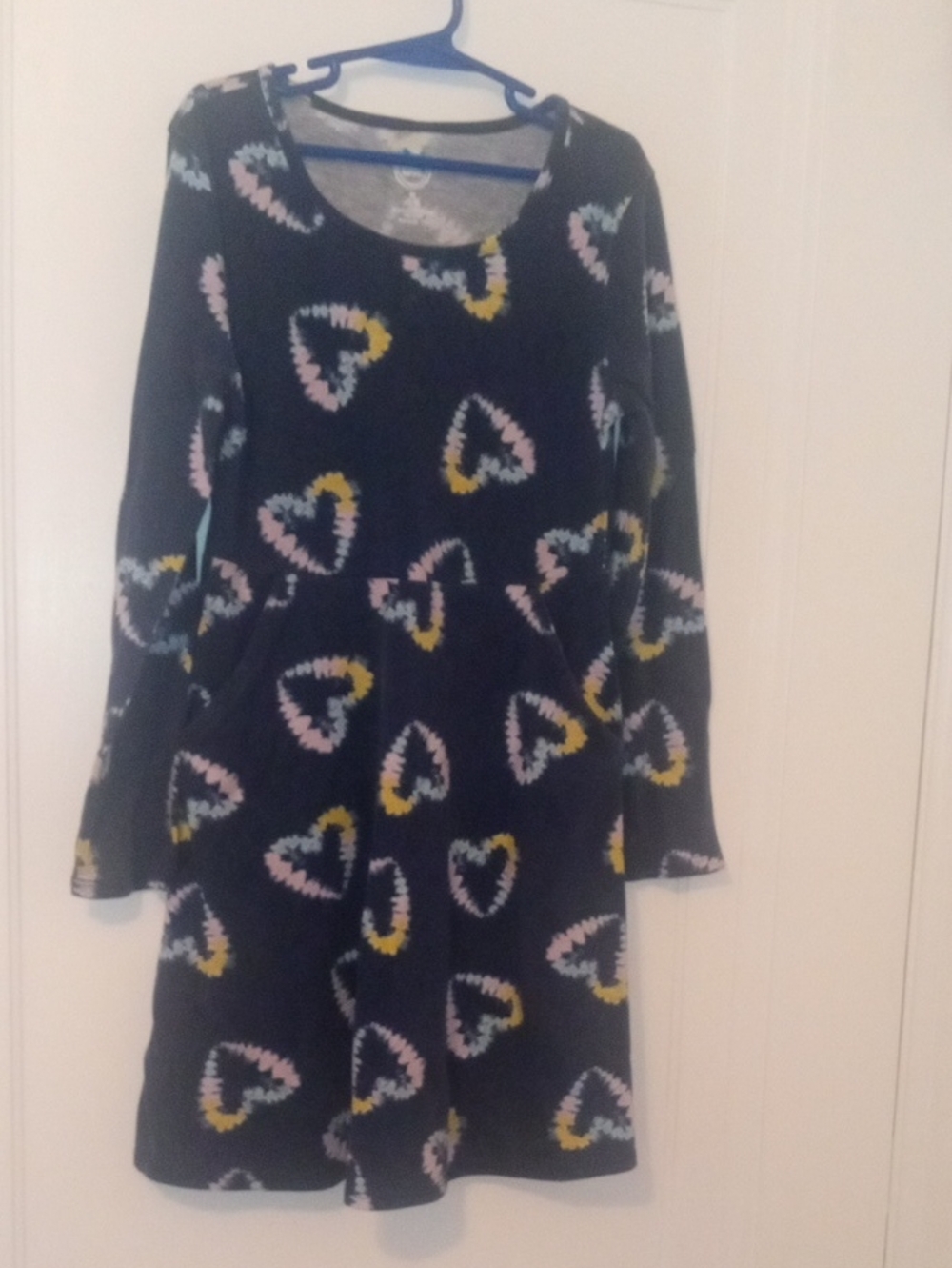 girl med blue long sleeve dress with hearts